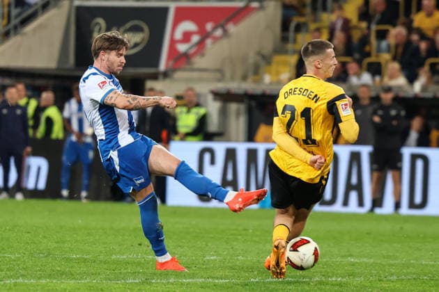Deutschland: 2. Bundesliga 2026 2027, 7. Spieltag, Dynamo Dresden - Hertha BSC, Rudolf-Harbig-Stadion (Dresden): Abschluss von Mads Giersing Valeur Pedersen (Hertha BSC, 22) Copyright: xLucasxWalterx
