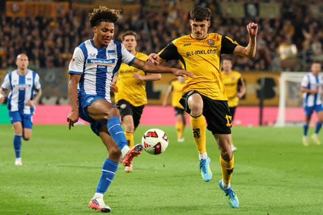 Deutschland: 2. Bundesliga 2026 2027, 7. Spieltag, Dynamo Dresden - Hertha BSC, Rudolf-Harbig-Stadion (Dresden): Oluwaseun Adewumi (Hertha BSC, 19) im Zweikampf mit Ahmet MuhamedbegoviÄ‡ (Dynamo Dresden, 17) Copyright: xLucasxWalterx
