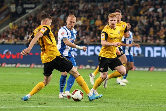 Deutschland: 2. Bundesliga 2026 2027, 7. Spieltag, Dynamo Dresden - Hertha BSC, Rudolf-Harbig-Stadion (Dresden): Jon Dagur Thorsteinsson (Hertha BSC, 23) im Zweikampf mit Ahmet MuhamedbegoviÄ‡ (Dynamo Dresden, 17) Copyright: xLucasxWalterx