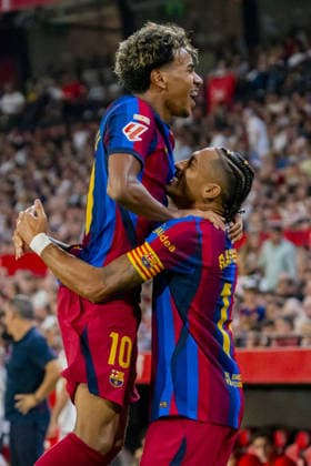 SEVILLA, SPAIN - SEPTEMBER 19: Lamine Yamal (N10) celebrates with Raphinha (N11) FC Barcelona, Barca third goal during La Liga match between Sevilla and Barcelona at the Estadio Ramon Sanchez Pizjuan on the 19th of september, 2026 in Sevilla, Spain Copyright: xAndresxLopezxSheridanxx xSPPx Sportspressphoto_SPR235365
