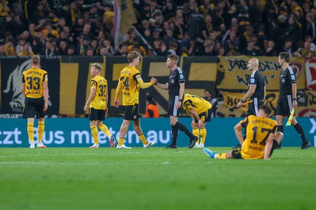 19.09.2026, xtgx, Fussball - 2.Bundesliga Dynamo Dresden - Hertha BSC Berlin v.l. Dresden enttaeuscht, schaut enttaeuscht, niedergeschlagen, disappointed (DFL DFB REGULATIONS PROHIBIT ANY USE OF PHOTOGRAPHS as IMAGE SEQUENCES and or QUASI-VIDEO) Dresden