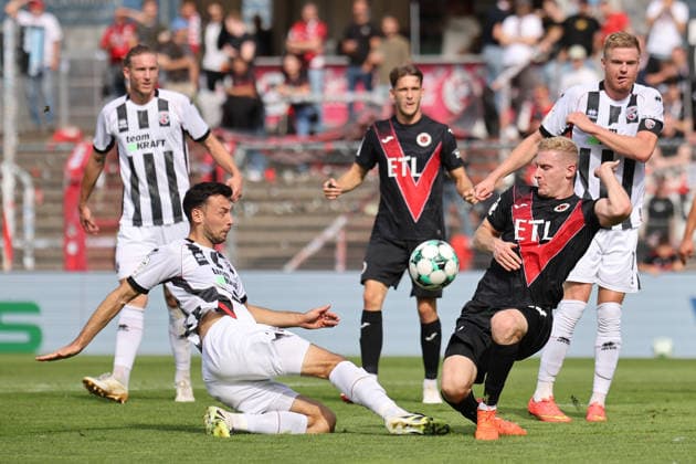 19.09.2026, xsefx, Fußball, FC Viktoria Köln - FC Ingolstadt 04, 3.Liga, Sportpark Höhenberg, 7. Spieltag, Saison 2026 2027: Lukas Fröde (FC Ingolstadt 04 34) im Zweikampf gegen Tim Kloss (FC Viktoria Koeln 18) DFB regulations prohibit any use of photographs as image sequences and or quasi-video. Nordrhein-Westfalen Deutschland