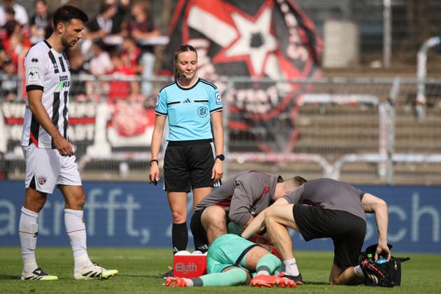 19.09.2026, xsefx, Fußball, FC Viktoria Köln - FC Ingolstadt 04, 3.Liga, Sportpark Höhenberg, 7. Spieltag, Saison 2026 2027: Schiedsricherin Fabienne Michel betrachtet die Behandlung von Torwart David Klein (FC Ingolstadt 04 47) DFB regulations prohibit any use of photographs as image sequences and or quasi-video. Nordrhein-Westfalen Deutschland