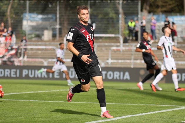19.09.2026, xsefx, Fußball, FC Viktoria Köln - FC Ingolstadt 04, 3.Liga, Sportpark Höhenberg, 7. Spieltag, Saison 2026 2027: Torjubel nach dem Tor zum 2:0 durch Torschütze David Otto (FC Viktoria Koeln 10) - zufrieden lächelnd DFB regulations prohibit any use of photographs as image sequences and or quasi-video. Nordrhein-Westfalen Deutschland