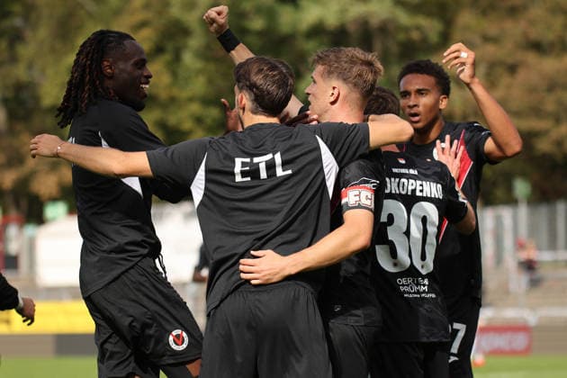 19.09.2026, xsefx, Fußball, FC Viktoria Köln - FC Ingolstadt 04, 3.Liga, Sportpark Höhenberg, 7. Spieltag, Saison 2026 2027: Torjubel nach dem Tor zum 2:0 durch Torschütze David Otto (FC Viktoria Koeln 10) zusammen mit Yannick Tonye (FC Viktoria Koeln 07) und Noah Maboulou (FC Viktoria Koeln 37) DFB regulations prohibit any use of photographs as image sequences and or quasi-video. Nordrhein-Westfalen Deutschland