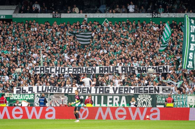 Deutschland: Fussball 1. Bundesliga, 4. Spieltag 2026 2027, Werder Bremen - FC Augsburg am 19.09.2026 in Bremen (Weserstadion): Fans, Spruchband, Fahne, Transparent Fascho-Frauen raus aus Bremen. 26.9. Lukreta den Tag vermiesen Copyright: xSvenxHeidmannx