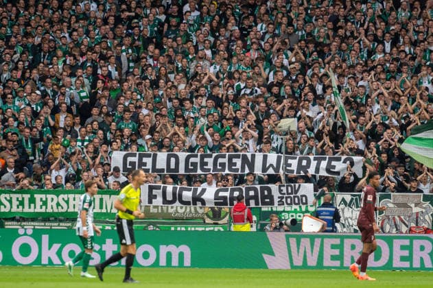 Deutschland: Fussball 1. Bundesliga, 4. Spieltag 2026 2027, Werder Bremen - FC Augsburg am 19.09.2026 in Bremen (Weserstadion): Fans, Spruchband, Fahne, Transparent Geld gegen Werte? F¦ SAAB Copyright: xSvenxHeidmannx
