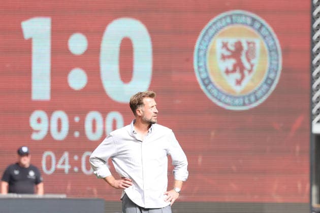 19.09.2026, xrekx, Fussball 2.Bundesliga, 1.FC Kaiserslautern - Eintracht Braunschweig v.l. Anzeigetafel, Videowall, Scoreboard, Info, Werbung Lars Kornetka Trainer (Eintracht Braunschweig) (DFL DFB REGULATIONS PROHIBIT ANY USE OF PHOTOGRAPHS as IMAGE SEQUENCES and or QUASI-VIDEO) Kaiserslautern