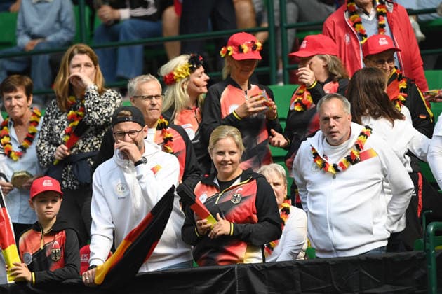 Deutsche Tennis-Fans, in den Farben schwarz-rot-gold, Feature, Randmotiv, Symbolfoto, match1: Alexander ZVEREV (GER) - Matej DODIC (CRO) Deutschland (GER) - Kroatien (CRO) Tennis Davis Cup Qualifiers Round 2 am 19.09.2026 in der Heristo Arena Halle Westfalen, Deutschland. Â
