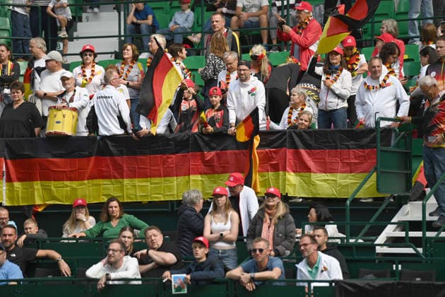 Deutsche Tennis-Fans, in den Farben schwarz-rot-gold, Feature, Randmotiv, Symbolfoto, match1: Alexander ZVEREV (GER) - Matej DODIC (CRO) Deutschland (GER) - Kroatien (CRO) Tennis Davis Cup Qualifiers Round 2 am 19.09.2026 in der Heristo Arena Halle Westfalen, Deutschland. Â