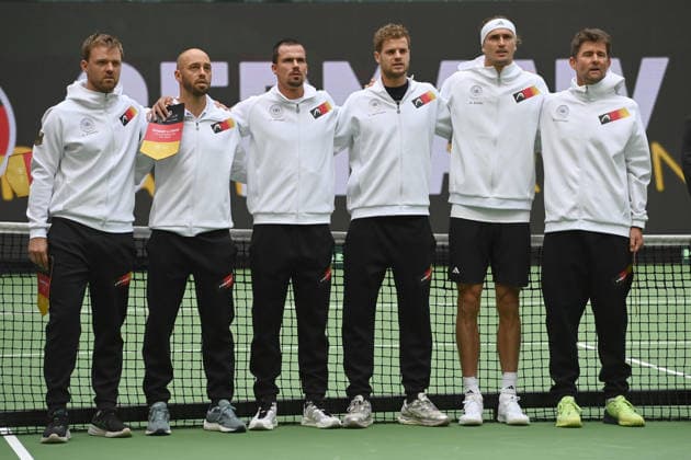 Die deutsche Davis Cup Mannschaft, v.l. Kevin KRAWIETZ (GER) Tim PUETZ (Pütz, GER) Daniel ALTMAIER (GER) Yannick HANFMANN (GER) Alexander ZVEREV (GER) Michael KOHLMANN, Kapitaen (GER) match1: Alexander ZVEREV (GER) - Matej DODIC (CRO) Deutschland (GER) - Kroatien (CRO) Tennis Davis Cup Qualifiers Round 2 am 19.09.2026 in der Heristo Arena Halle Westfalen, Deutschland. Â
