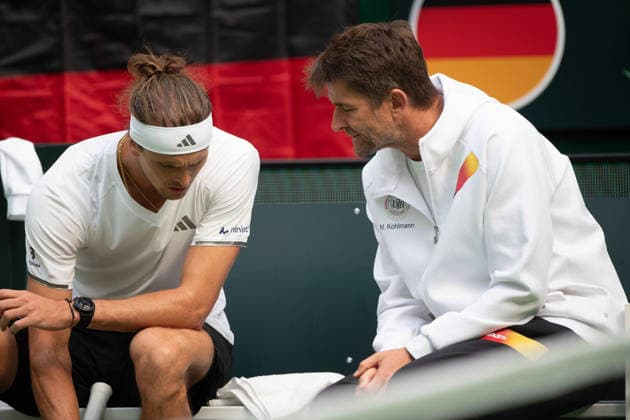 v.l. Alexander ZVEREV (GER) im Gespraech mit Michael KOHLMANN, Kapitaen (GER) match1: Alexander ZVEREV (GER) - Matej DODIC (CRO) Deutschland (GER) - Kroatien (CRO) Tennis Davis Cup Qualifiers Round 2 am 19.09.2026 in der Heristo Arena Halle Westfalen, Deutschland. Â