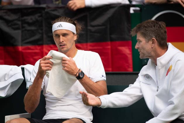 v.l. Alexander ZVEREV (GER) im Gespraech mit Michael KOHLMANN, Kapitaen (GER) match1: Alexander ZVEREV (GER) - Matej DODIC (CRO) Deutschland (GER) - Kroatien (CRO) Tennis Davis Cup Qualifiers Round 2 am 19.09.2026 in der Heristo Arena Halle Westfalen, Deutschland. Â