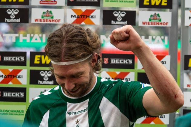 Deutschland: Fussball 1. Bundesliga, 4. Spieltag 2026 2027, Werder Bremen - FC Augsburg am 19.09.2026 in Bremen (Weserstadion): Mitchell Weiser (Werder Bremen, 8) nach dem Schlusspfiff. Jubel, Freude, Torjubel, Emotionen Copyright: xSvenxHeidmannx