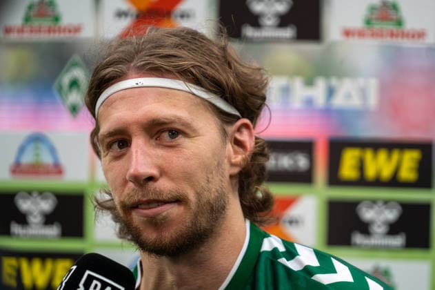 Deutschland: Fussball 1. Bundesliga, 4. Spieltag 2026 2027, Werder Bremen - FC Augsburg am 19.09.2026 in Bremen (Weserstadion): Mitchell Weiser (Werder Bremen, 8) nach dem Schlusspfiff im Interview bei DAZN. Jubel, Freude, Torjubel, Emotionen Copyright: xSvenxHeidmannx