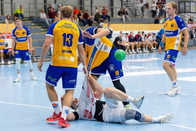 19.09.2026, xovx, Handball, Regionalliga Männer, TV Hüttenberg II - HSG Bretzenheim Wallau Massenheim v.l. Julius Lunnebach (HSG Breckenheim Wallau Massenheim), Henry Gottron (HSG Breckenheim Wallau Massenheim), Jorik Eichhorn (TV Hüttenberg II), Nick Bürkle (HSG Breckenheim Wallau Massenheim), Simon Vormbrock (HSG Breckenheim Wallau Massenheim) Hüttenberg Sportzentrum Hessen Deutschland (DE)