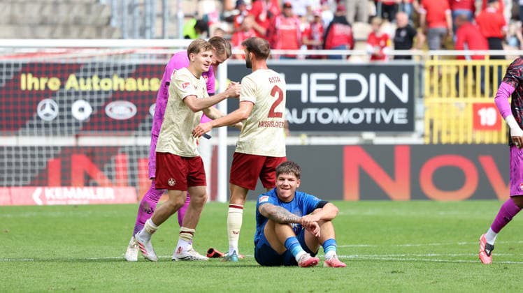 19.09.2026, xrekx, Fussball 2.Bundesliga, 1.FC Kaiserslautern - Eintracht Braunschweig v.l. Julian Krahl (1.FC Kaiserslautern) Paul Joly (1.FC Kaiserslautern) Simon Asta (1.FC Kaiserslautern) Mannschaft, Spieler, jubeln nach Spielende, Team, Player, celebrate at the end of the match (DFL DFB REGULATIONS PROHIBIT ANY USE OF PHOTOGRAPHS as IMAGE SEQUENCES and or QUASI-VIDEO) Kaiserslautern