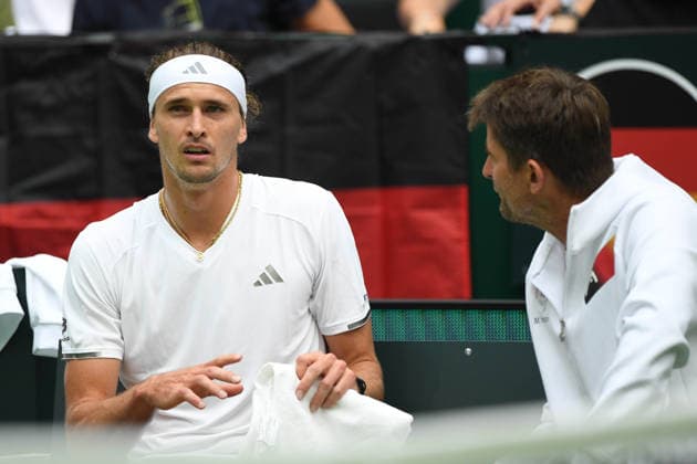 v.l. Alexander ZVEREV (GER) im Gespraech mit Michael KOHLMANN, Kapitaen (GER) match1: Alexander ZVEREV (GER) - Matej DODIC (CRO) Deutschland (GER) - Kroatien (CRO) Tennis Davis Cup Qualifiers Round 2 am 19.09.2026 in der Heristo Arena Halle Westfalen, Deutschland. Â