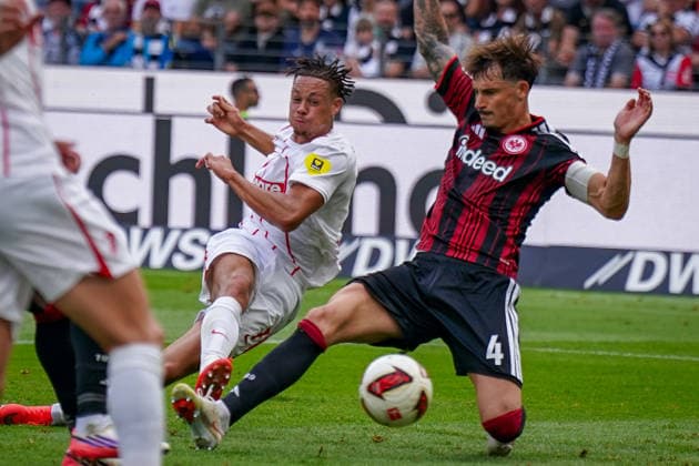 Deutschland: Fussball Bundesliga 2026 - 2027, 4. Spieltag - Eintracht Frankfurt vs SC Freiburg - Deutsche-Bank-Park (Frankfurt): Tor und Torschuss Derry Scherhant (SC Freiburg, 7), Robin Koch (Eintracht Frankfurt, 4) kann ihn nicht abwehren. Copyright: xJOERANxSTEINSIEKx