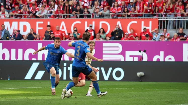 19.09.2026, xrekx, Fussball 2.Bundesliga, 1.FC Kaiserslautern - Eintracht Braunschweig v.l. Mehmet Aydin (Eintracht Braunschweig) Noah Katterbach (Eintracht Braunschweig) Paul Joly (1.FC Kaiserslautern) Zweikampf, Aktion, action, battle for the ball (DFL DFB REGULATIONS PROHIBIT ANY USE OF PHOTOGRAPHS as IMAGE SEQUENCES and or QUASI-VIDEO) Kaiserslautern