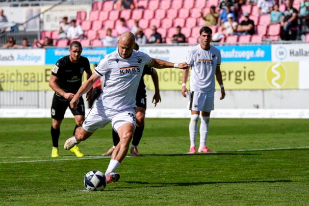 Torschütze Felix Lohkemper (SVS, 10) beim Handelfmeter, erzielt das Tor zum 2:1, Treffer, Torerfolg, Highlight, Action, Aktion, Spielszene, 19.09.2026, Sandhausen (Deutschland), Fussball, Regionalliga Südwest, SV Sandhausen - SSV Ulm 1846