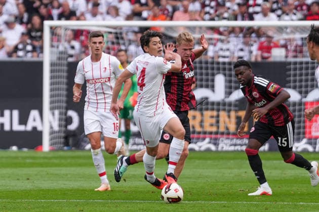 Yuito Suzuki (SC Freiburg, 14) im Zweikampf mit Jonathan Burkardt (Eintracht Frankfurt, 09), Deutschland, Fussball, 1. Bundesliga, 4.Spieltag, 2026 2027, Eintracht Frankfurt vs. SC Freiburg, 19.09.2026, Deutsche Bank Park, Frankfurt Frankfurt Deutsche Bank Park Hessen Deutschland Copyright: xArnexAmbergx