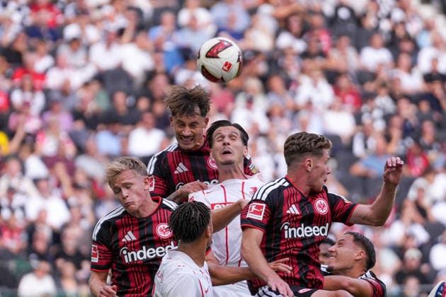 Robin Koch (Eintracht Frankfurt, 04), Jonathan Burkardt (Eintracht Frankfurt, 09) im Zweikampf mit Igor Matanovic (SC Freiburg, 31), Deutschland, Fussball, 1. Bundesliga, 4.Spieltag, 2026 2027, Eintracht Frankfurt vs. SC Freiburg, 19.09.2026, Deutsche Bank Park, Frankfurt Frankfurt Deutsche Bank Park Hessen Deutschland Copyright: xArnexAmbergx