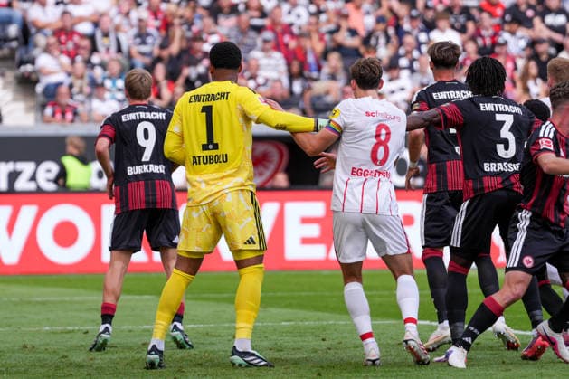 Noah Atubolu (Eintracht Frankfurt, 01) im Zweikampf mit Maximilian Eggestein (SC Freiburg, 08) , Deutschland, Fussball, 1. Bundesliga, 4.Spieltag, 2026 2027, Eintracht Frankfurt vs. SC Freiburg, 19.09.2026, Deutsche Bank Park, Frankfurt Frankfurt Deutsche Bank Park Hessen Deutschland Copyright: xArnexAmbergx