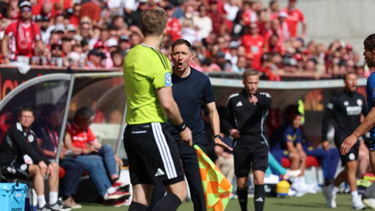 19.09.2026, xrekx, Fussball 2.Bundesliga, 1.FC Kaiserslautern - Eintracht Braunschweig v.l. Marcel Klos Sportdirektor (1.FC Kaiserslautern) enttaeuscht, enttäuscht, schaut enttaeuscht, niedergeschlagen, disappointed (DFL DFB REGULATIONS PROHIBIT ANY USE OF PHOTOGRAPHS as IMAGE SEQUENCES and or QUASI-VIDEO) Kaiserslautern