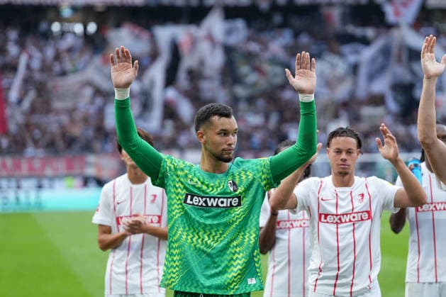 Mio Backhaus (SC Freiburg, 01), Derry Scherhant (SC Freiburg, 07), Die Mannschaft bedankt sich bei den Fans und Ultras nach dem Spiel , Deutschland, Fussball, 1. Bundesliga, 4.Spieltag, 2026 2027, Eintracht Frankfurt vs. SC Freiburg, 19.09.2026, Deutsche Bank Park, Frankfurt Frankfurt Deutsche Bank Park Hessen Deutschland Copyright: xArnexAmbergx