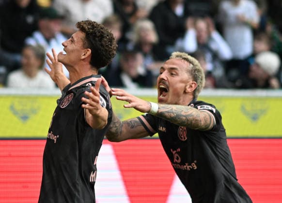 19.09.2026, xophax, Fussball 1.Bundesliga.DFL.Fußball. Bor.Mönchengladbach gegen 1.FSV Mainz 05. Torschütze Eric Martel , links und Phillip Dietz ( rechts ) beide Bor. Mönchengladbach (DFL DFB REGULATIONS PROHIBIT ANY USE OF PHOTOGRAPHS as IMAGE SEQUENCES and or QUASI-VIDEO) Mönchengladbach