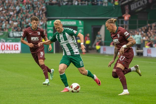 Deutschland: Fussball 1. Bundesliga, 4. Spieltag 2026 2027, Werder Bremen - FC Augsburg am 19.09.2026 in Bremen (Weserstadion): Marco Grüll (Werder Bremen, 17) am Ball Marius Wolf (FC Augsburg, 27) Robin Fellhauer (FC Augsburg, 19) Copyright: xSvenxHeidmannx
