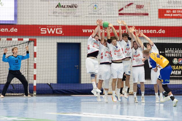 19.09.2026, xovx, Handball, Regionalliga Männer, TV Hüttenberg II - HSG Bretzenheim Wallau Massenheim v.l. Finn Knop (TV Hüttenberg II), Jorik Eichhorn (TV Hüttenberg II), Elias Misch (TV Hüttenberg II), Yannik Wagner (TV Hüttenberg II), Mats Strödter (TV Hüttenberg II), Jannis Wrackmeyer (TV Hüttenberg II), Nick Bürkle (HSG Breckenheim Wallau Massenheim), Leopold Landenfeld (TV Hüttenberg II) Hüttenberg Sportzentrum Hessen Deutschland (DE)
