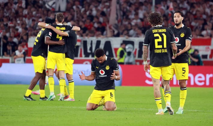 19.09.26 VfB Stuttgart - Borussia Dortmund Deutschland, Stuttgart, 19.09.2026, Fussball, Bundesliga, Saison 2026 2027, VfB Stuttgart - Borussia Dortmund: Felix Nmecha (Borussia Dortmund); Schlussjubel Spieler Mannschaft Borussia Dortmund.