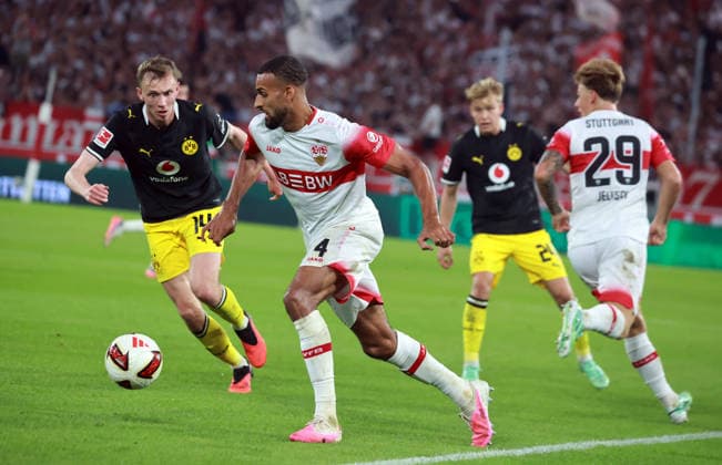 19.09.26 VfB Stuttgart - Borussia Dortmund Deutschland, Stuttgart, 19.09.2026, Fussball, Bundesliga, Saison 2026 2027, VfB Stuttgart - Borussia Dortmund: v.l. Maximilian Beier (Borussia Dortmund), Josha Vagnoman (VfB Stuttgart).