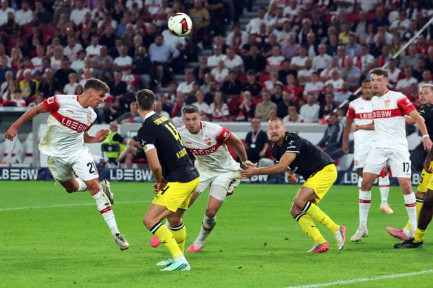 19.09.26 VfB Stuttgart - Borussia Dortmund Deutschland, Stuttgart, 19.09.2026, Fussball, Bundesliga, Saison 2026 2027, VfB Stuttgart - Borussia Dortmund: v.l. Grischa Prömel (VfB Stuttgart), Nico Schlotterbeck (Borussia Dortmund), Ermedin Demirovic (VfB Stuttgart), Waldemar Anton (Borussia Dortmund).