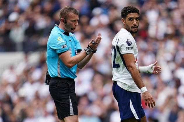 Premier League: Tottenham Hotspur v Aston Villa Omar Marmoush of Tottenham Hotspur and referee Sam Barrott during the Premier League match Tottenham Hotspur vs Aston Villa at Tottenham Hotspur Stadium, London, United Kingdom on 19 September 2026 (Photo by Harvey Murphy News Images) Copyright: xHarveyxMurphy NewsxImagesx
