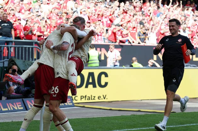 19.09.2026, xrekx, Fussball 2.Bundesliga, 1.FC Kaiserslautern - Eintracht Braunschweig v.l. Torjubel nach dem Tor zum celebrating the goal celebrate 1:0 durch Erencan YardÄ±mc (1.FC Kaiserslautern) mit Paul Joly (1.FC Kaiserslautern) Marlon Ritter (1.FC Kaiserslautern) Simon Pesch Co-Trainer (1.FC Kaiserslautern) (DFL DFB REGULATIONS PROHIBIT ANY USE OF PHOTOGRAPHS as IMAGE SEQUENCES and or QUASI-VIDEO) Kaiserslautern