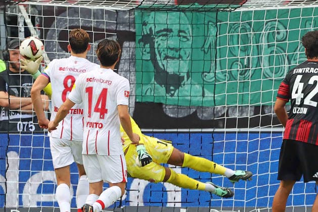 Frankfurt, Deutschland 19. September 2026: 1. BL - 2026 2027 - Sp. 4 - Eintracht Frankfurt gegen SC Freiburg Im Bild: Torwart Noah Atubolu (Frankfurt) kommt mit den Fingerspitzen gerade noch an den Ball. DFL DFB regulations prohibit any use of photographs as image sequences and or quasi-video Deutsche Bank Park Hessen Copyright: xFotostandx xRacochax