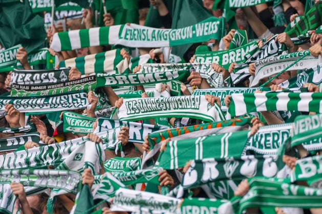 Werder Fans halten Schals in die Luft, 125 Jahre Werder Schriftzug, Symbolbild, Deutschland: Fussball, Bundesliga, Saison 2026 27, 4. Spieltag, 19.09.2026, Werder Bremen vs FC Augsburg, Weserstadion (Bremen) Copyright: xLeonxFrickx