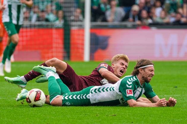 Hennes Behrens (FC Augsburg, 16) mit einem Foul an Mitchell Weiser (Werder Bremen, 8), Gesichtsausdruck, Mimik, Emotion, Deutschland: Fussball, Bundesliga, Saison 2026 27, 4. Spieltag, 19.09.2026, Werder Bremen vs FC Augsburg, Weserstadion (Bremen) Copyright: xLeonxFrickx