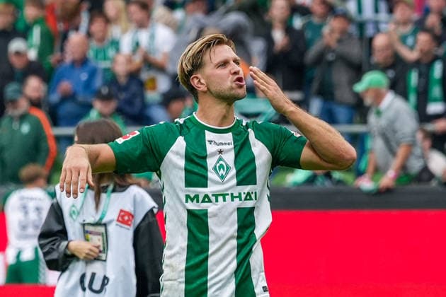 Niklas Füllkrug (Werder Bremen, 10) Kuss Geste zu den Fans von Werder Bremen in der Ostkurve, Gestik, Gesichtsausdruck, Mimik, Emotion, Deutschland: Fussball, Bundesliga, Saison 2026 27, 4. Spieltag, 19.09.2026, Werder Bremen vs FC Augsburg, Weserstadion (Bremen) Copyright: xLeonxFrickx