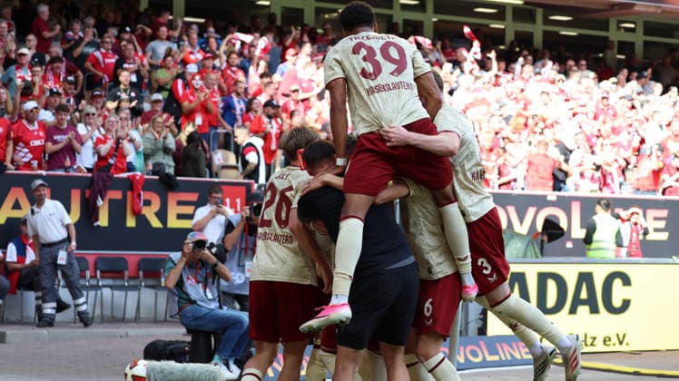 19.09.2026, xrekx, Fussball 2.Bundesliga, 1.FC Kaiserslautern - Eintracht Braunschweig v.l. Torjubel nach dem Tor zum celebrating the goal celebrate 1:0 durch Erencan YardÄ±mc (1.FC Kaiserslautern) mit Paul Joly (1.FC Kaiserslautern) Marlon Ritter (1.FC Kaiserslautern) Simon Pesch Co-Trainer (1.FC Kaiserslautern) Thierry Tazemeta (1.FC Kaiserslautern) Fabian Kunze (1.FC Kaiserslautern) Alex Murphy (1.FC Kaiserslautern) (DFL DFB REGULATIONS PROHIBIT ANY USE OF PHOTOGRAPHS as IMAGE SEQUENCES and or QUASI-VIDEO) Kaiserslautern