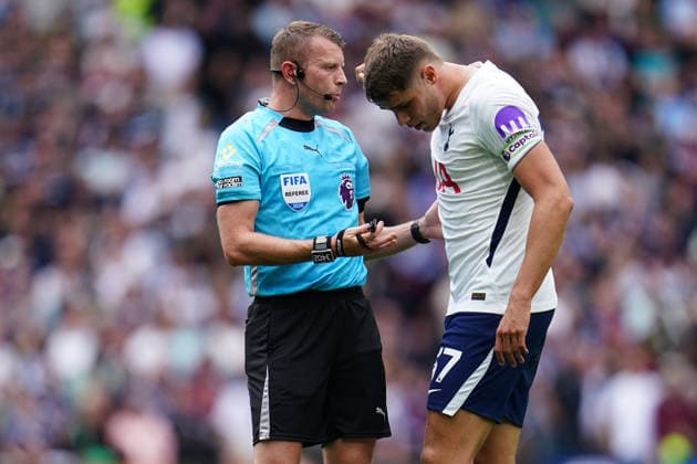 Premier League: Tottenham Hotspur v Aston Villa Micky van de Ven of Tottenham Hotspur and Sam Barrott the referee during the Premier League match Tottenham Hotspur vs Aston Villa at Tottenham Hotspur Stadium, London, United Kingdom on 19 September 2026 (Photo by Harvey Murphy News Images) Copyright: xHarveyxMurphy NewsxImagesx