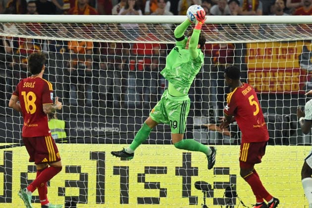 Soccer, Serie A match , Roma v Inter Mile Svilar of Roma during the Serie A match between Roma v Inter at Olympic stadium. Rome (Italy), September 19h, 2026 Imago-Images Emmefoto Copyright: xImago-Images Emmefotox