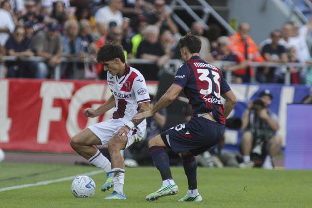 IPA88733619 - Niccolo Fortini of Torino FC battles for the ball with Juan Miranda of Bologna FC during the Bologna BFC vs. Torino FC match in the 5th round of the 2026-27 Serie A Enilive season at the Renato Dall Ara Stadium in Bologna (BO), Italy, on September 19, 2026.  Copyright: xDavidexCasentini IPAxSportx xx IPA88733619