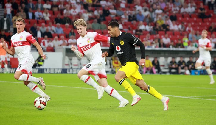 19.09.26 VfB Stuttgart - Borussia Dortmund Deutschland, Stuttgart, 19.09.2026, Fussball, Bundesliga, Saison 2026 2027, VfB Stuttgart - Borussia Dortmund (0:1): v.l. Grischa Prömel, Angelo Stiller (VfB Stuttgart), Ethan Nwaneri (Borussia Dortmund).