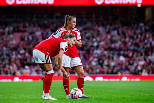 Barclays Women™s Super League match between Arsenal Women and Manchester United, ManU Women LONDON, ENGLAND - SEPTEMBER 19: Steph Catley of Arsenal and Georgia Stanway of Arsenal discuss a free kick during the Barclays Women™s Super League match between Arsenal Women and Manchester United Women at Emirates Stadium on September 19, 2026 in London, England London United Kingdom Copyright: xNinaxFarooqix