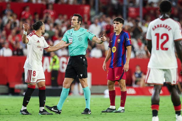 September 19, 2026, Sevilla, Sevilla, Spain: Giorgi Kochorashvili of Sevilla FC protest to Juan Martinez Munuera, referee of the match, looks on during the Spanish league, LaLiga EA Sports, football match played between Sevilla FC and FC Barcelona, Barca at Ramon Sanchez-Pizjuan stadium on September 19, 2026, in Sevilla, Spain. Sevilla Spain - ZUMAa181 20260919_zaa_a181_663 Copyright: xIrinaxR.xHipolitox