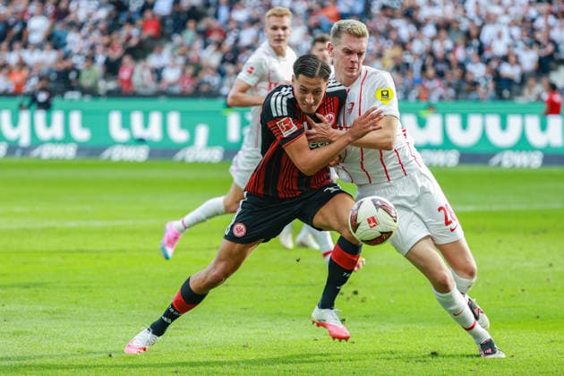 Fußball 1. Bundesliga - Eintracht Frankfurt - SC Freiburg am 19.09.2026 im Deutsche Bank Park in Frankfurt Younes Ebnoutalib (Frankfurt 11) gegen Matthias Ginter (Freiburg 28)